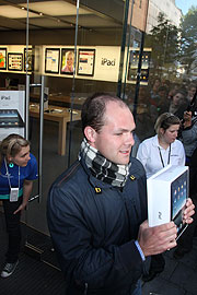 Minuten später: Helge Gleiss war nach 21 Stunden Wartezeit als erster im Store, kam  dann aber als 2. raus mit seinem iPad (Foto: Martin Schmitz)